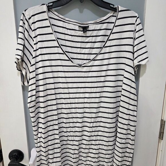 Torrid Women’s T-Shirt Black White Striped Size 2 Plus Casual Short Sleeve - Picture 1 of 8